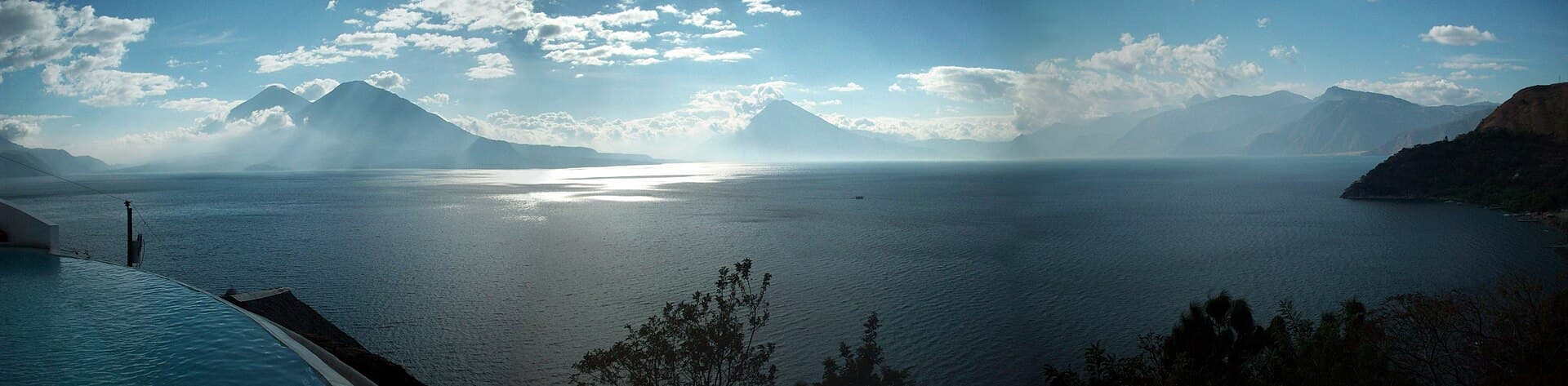 El lago de Atitlán al amanecer, con los volcanes Tolimán, Atitlán y San Pedro al fondo.